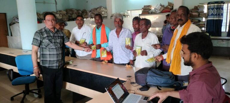 अंतर्राष्ट्रीय सहकारिता दिवस के उपलक्ष्य में नोडल अधिकारी अविनाश शर्मा ने किसानों को एटीएम कार्ड और kcc कार्ड किया वितरण