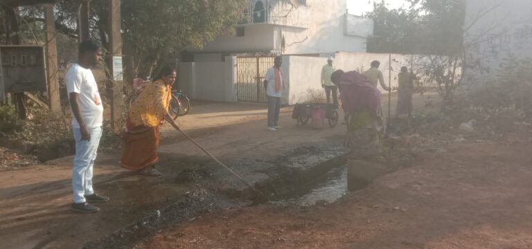 महासमुन्द: वार्ड क्रमांक 4 में हुआ नालियों की‌ सफाई, पार्षद राहुल आवड़े ने किया निरीक्षण
