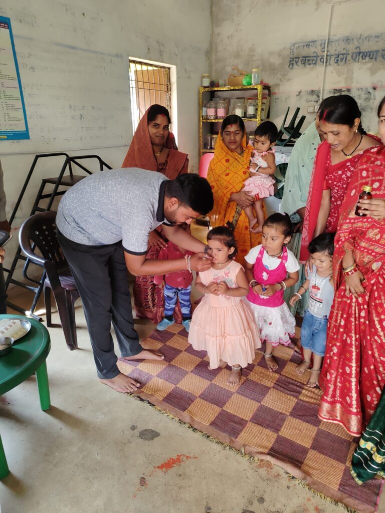 शिशु संरक्षण माह: पार्षद धनेन्द्र चन्द्राकर ने बच्चों को पिलायें विटामिन ए की दवा