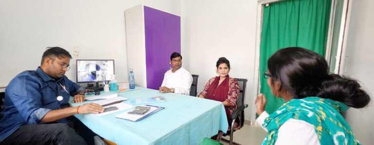पार्षद विजय साव ने मोहारीभांठा अस्पताल के स्टाफ से किया भेंट-मुलाकात, जनता के लिए स्वास्थ्य सुविधा की ली जानकारी