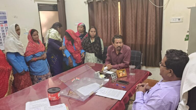 महिला सफाई कर्मियों को अवकाश न मिलने की समस्या को लेकर पार्षद देवीचंद राठी ने सी.एम.ओ. से मुलाकात किया मुलाकात