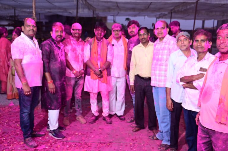 होली मिलन समारोह में जमकर उड़े रंग गुलाल, फाग गीत की धुन में विधायक सहित भाजपा नेता भी झूमे, देखिए  तस्वीरें