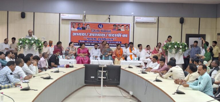 जिला पंचायत अध्यक्ष, उपाध्यक्ष एवं सदस्यों ने ली पद एवं गोपनीयता की शपथ