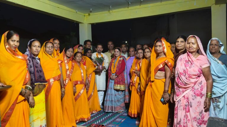 नवनिर्वाचित उपाध्यक्ष देवीचन्द राठी का साल श्रीफल गुलदस्ता भेंट कर शंकर नगर वार्डवासियों ने किया सम्मानित