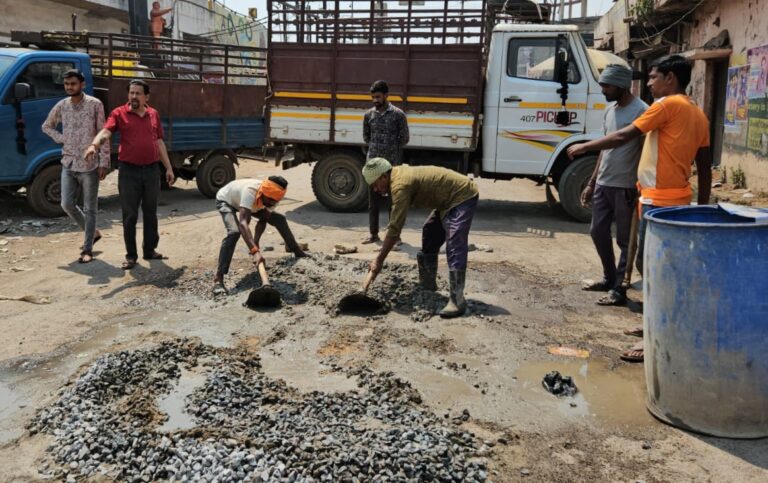 पार्षद देवीचंद राठी ने सड़क का मरम्मत निजी पैसे से कराया,महासमुन्द नगरपालिका प्रशासन के खिलाफ निशाना साधते हुए कहा शिकायत के बावजूद ठीक से सफाई नही हो रही है