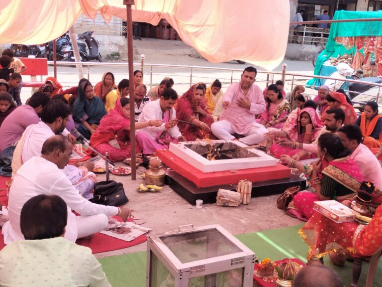 हवन पुजन में शामिल हुई पार्षद शुभ्रा शर्मा,जनकल्याण के लिए किया पूजा अर्चना