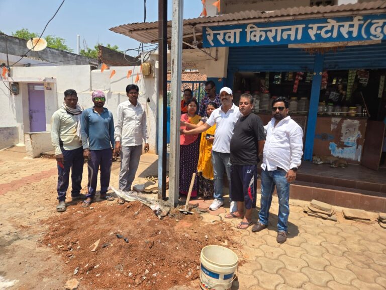 नगरपालिका महासमुन्द के पार्षद मुस्ताक खान के वार्ड क्रमांक 7 नयापारा में नया विधुत पोल लगाया गया