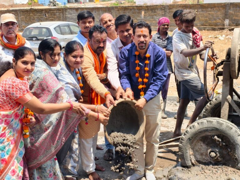 5 लाख की लागत से वार्ड क्रमांक 3 में बनेगा सी.सी. रोड, नपा उपाध्यक्ष व पार्षद ने श्रीफल फोड़कर किया भूमिपूजन