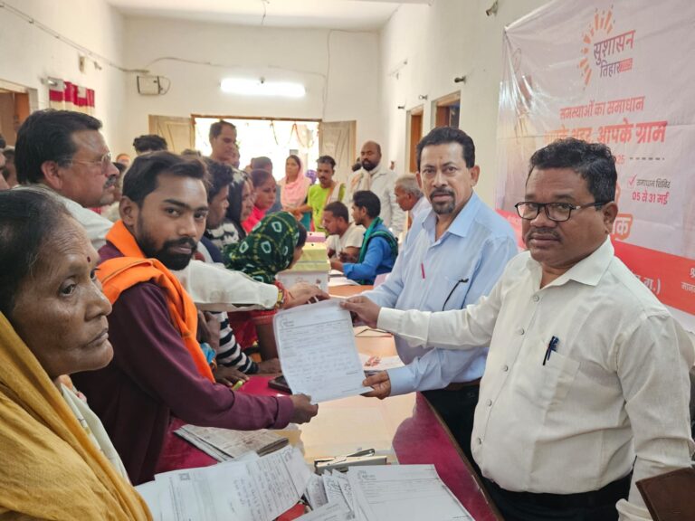 सुशासन तिहार: सुशासन तिहार  के अंतिम दिन नगर पालिका महासमुन्द के शहर के सभी वार्डो से लोग समस्याएं को लेकर पहुंचे,भीड़ को देखकर देवीचंद राठी ने सी.एम.ओ. को  काउंटर बढ़ाने को कहा