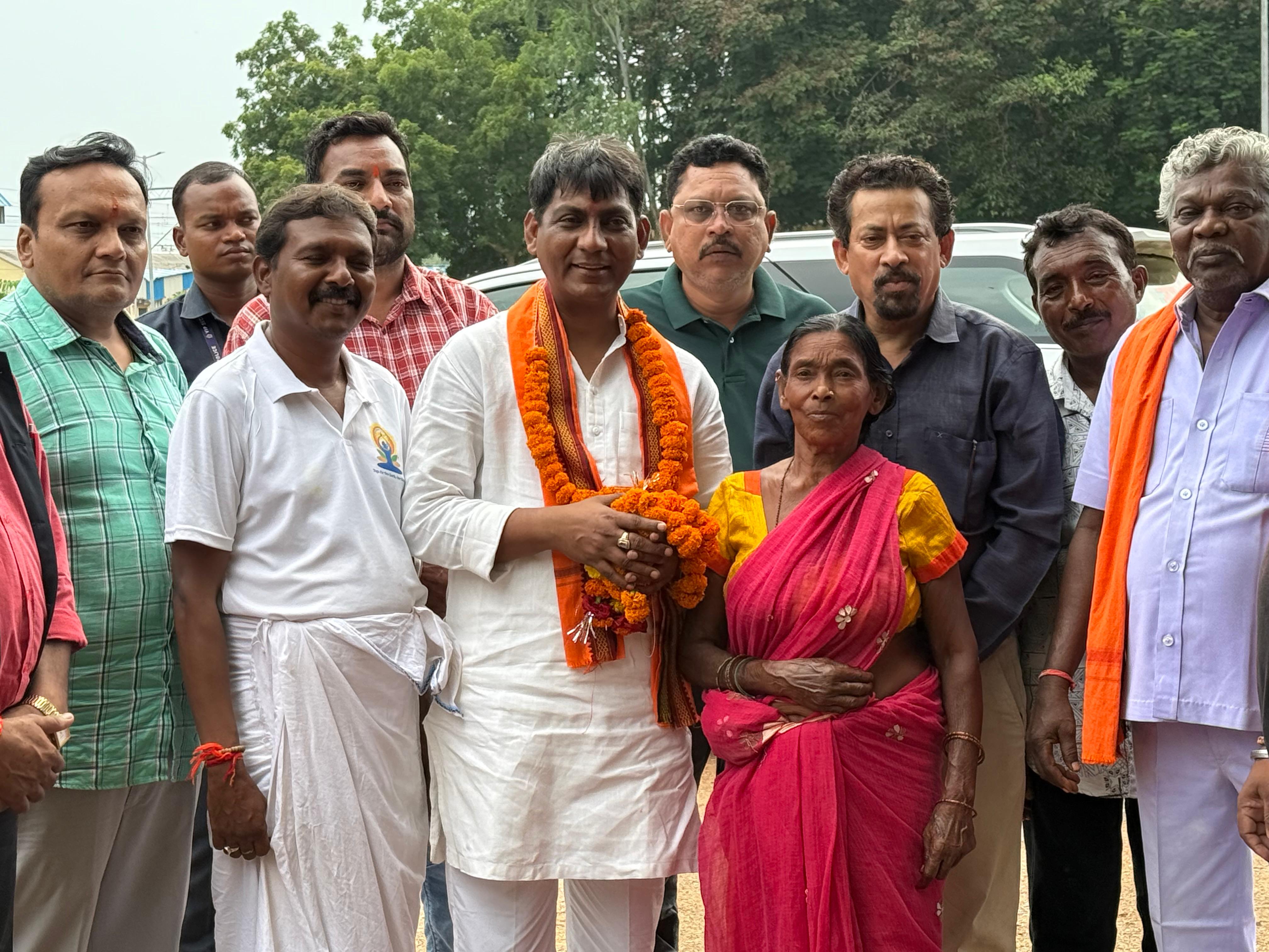 विधायक योगेश्वर राजू सिन्हा ने उत्कल समाज के लोगों को दी नुआखाई की शुभकामनाएं