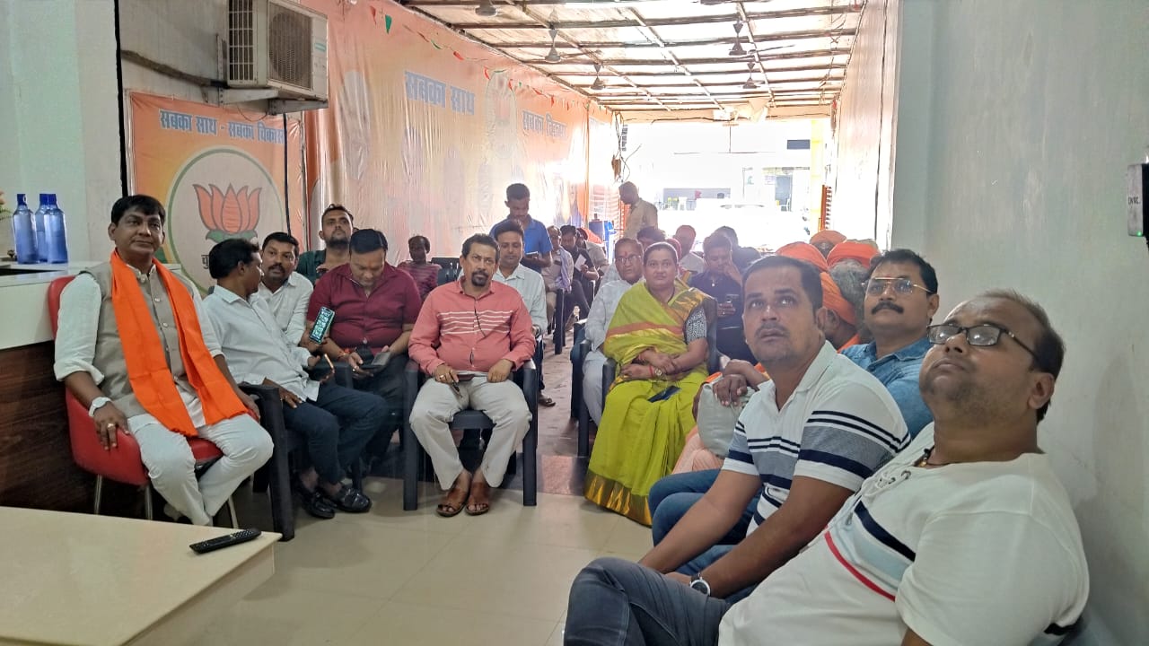 विधायक योगेश्वर राजू सिन्हा ने भाजपा नेताओं के साथ सुनी प्रधानमंत्री नरेंद्र मोदी की मन की बात