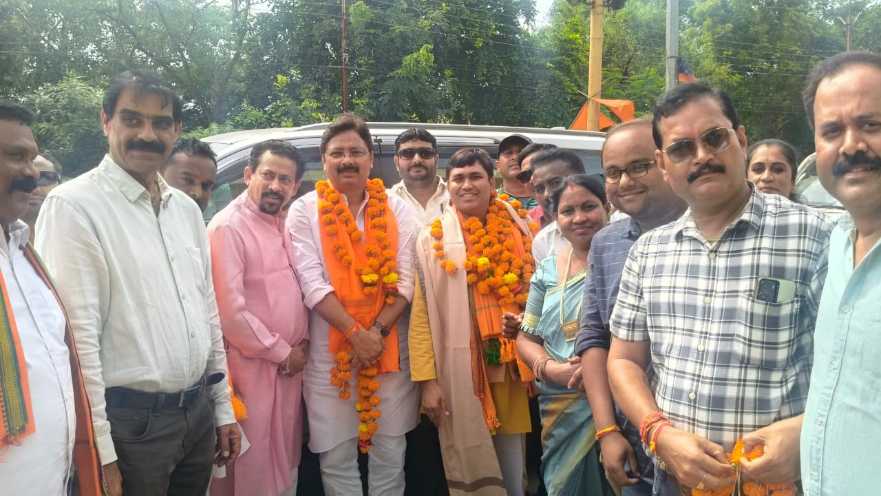 भाजपा के प्रदेश महामंत्री नवीन मारकण्डेय एवं गृह निर्माण मंडल के अध्यक्ष अनुराग सिंह देव के महासमुन्द आगमन पर जोशिला स्वागत किया गया