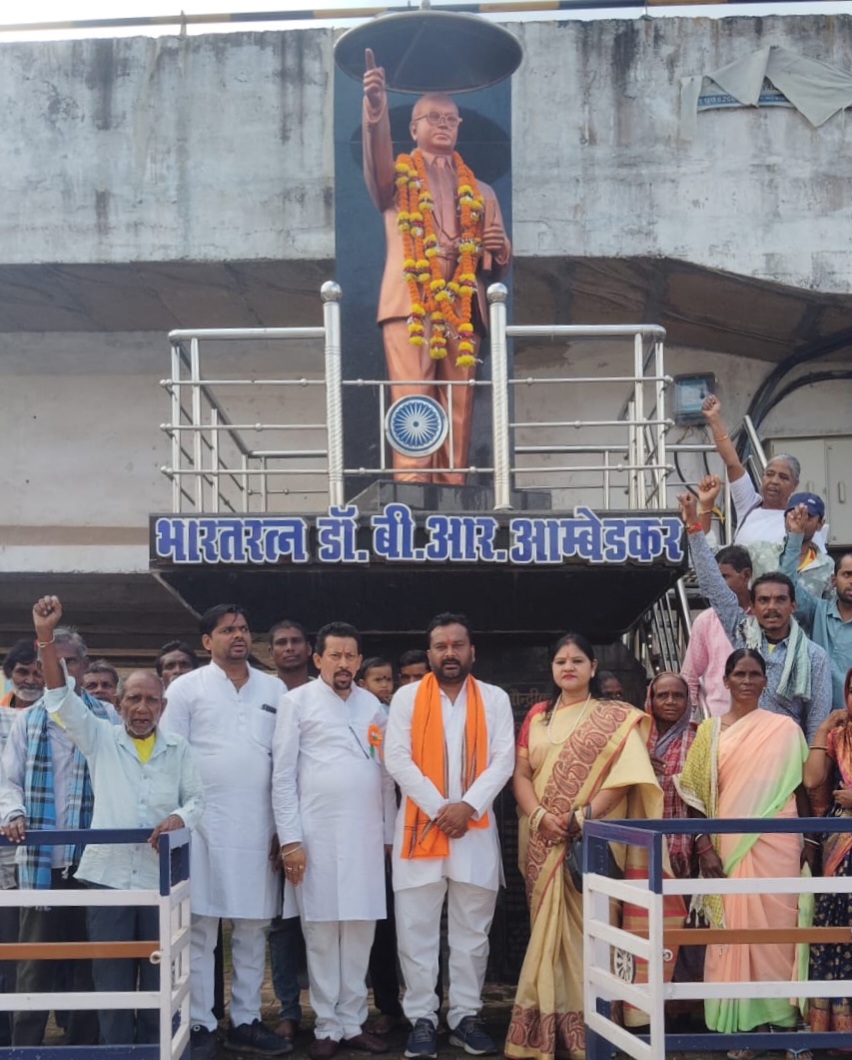 स्वतन्त्रता दिवस के अवसर पर नगर पालिका की ओर से पार्षदो ने डाॅ. अम्बेडकर चौक में बाबा साहब के आदम कद प्रतिमा पर माल्यार्पण किया गया