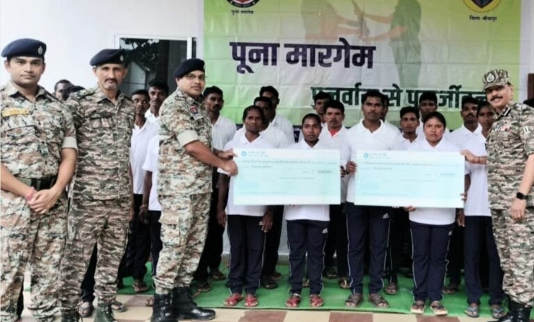 Naxalites Surrender in Chhattisgarh: बीजापुर में 30 नक्सलियों ने पुलिस के सामने किया सरेंडर, एक नक्सली ने बताया जंगलों में मर रहे थे हम, अब अच्छा लग रहा है