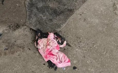 पति जुआ,सट्टा खेलता था घर आकर पत्नी से करता था मारपीट,थाने के बाहर महिला ने खुद को लगाई आग,पुलिसकर्मियों ने किसी तरह महिला के ऊपर कपड़े और पानी डालकर आग पर काबू पाया