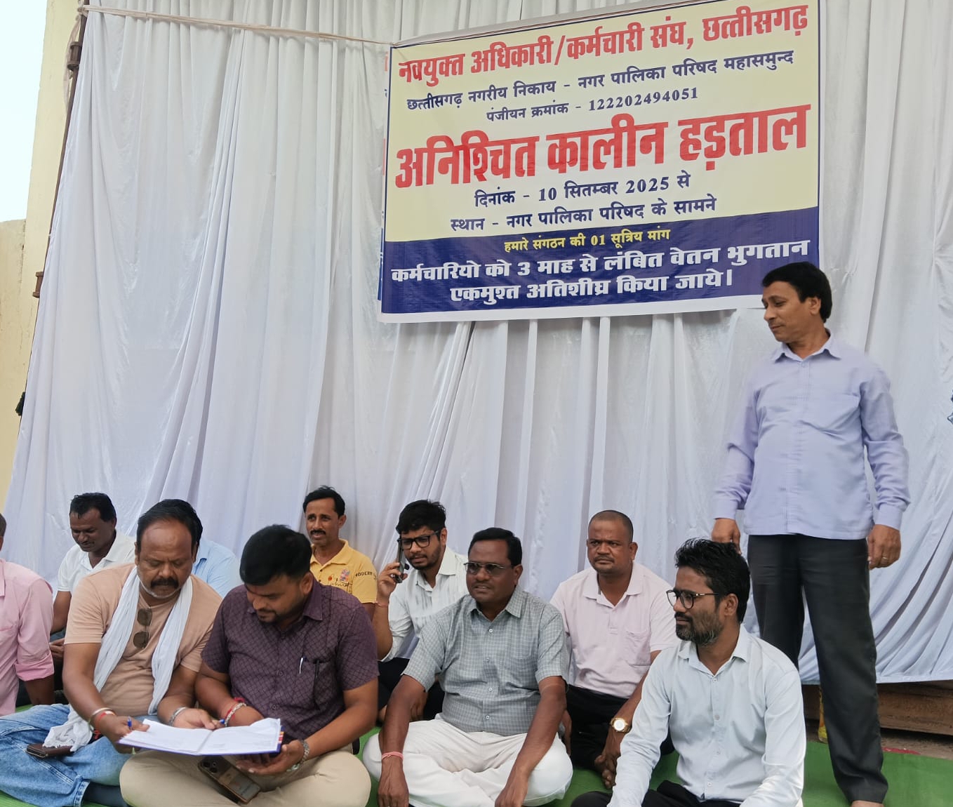 नगर पालिका परिषद महासमुंद वार्ड क्र. 16 पार्षद धनेंद्र चंद्राकर विक्की ने धरना स्थल पर जाकर हड़ताल का समर्थन किया