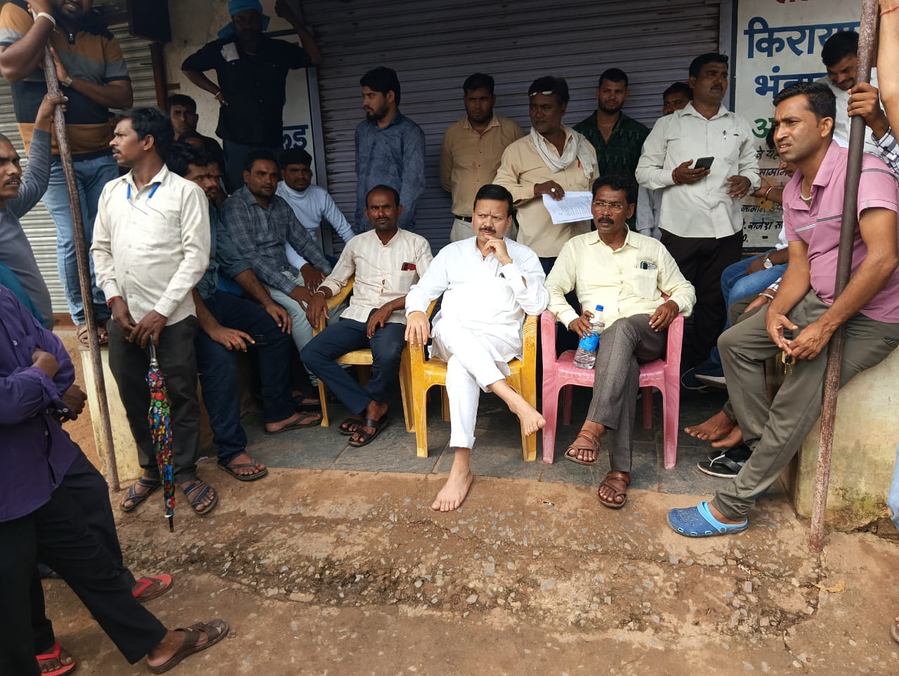 समोदा बैराज से शराब फैक्ट्री को पानी देने के विरोध में कांग्रेस व ग्रामीणों का प्रदर्शन
