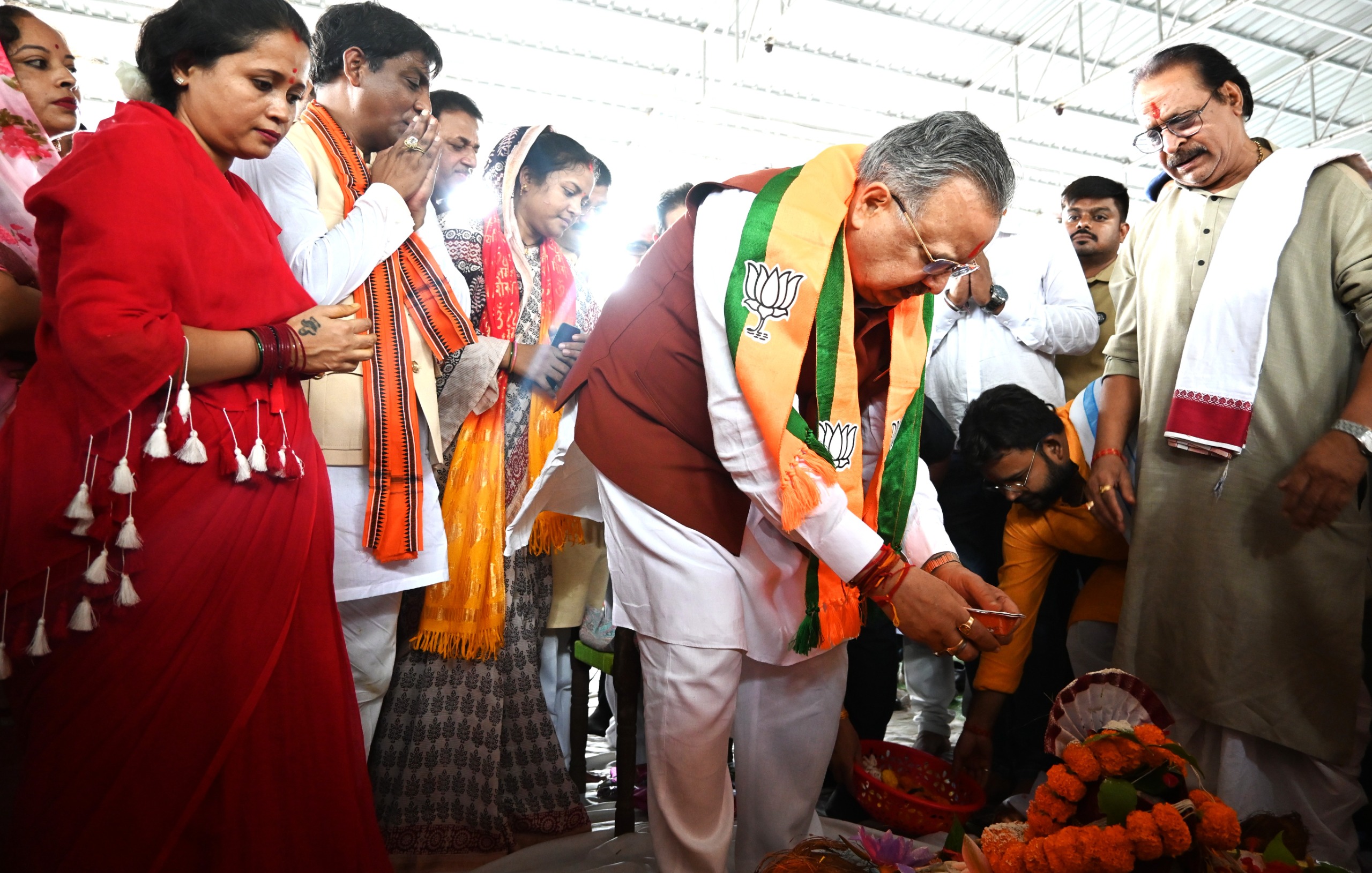 विधानसभा अध्यक्ष डाॅ. रमन सिंह एवं महिला बाल विकास मंत्री श्रीमती राजवाड़े रूद्राभिषेक कार्यक्रम में शामिल हुए