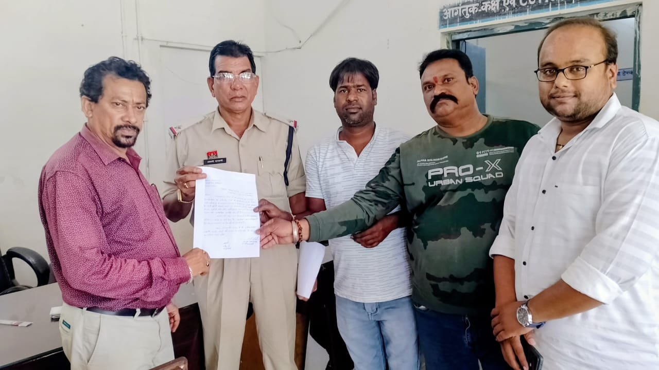 महासमुन्द नगर में चोरी और गुण्डागर्दी जैसे अपराध को रोकने के लिए नपा उपाध्यक्ष देवी चंदराठी और पार्षदो ने सिटी कोतवाली में सौंपा ज्ञापन