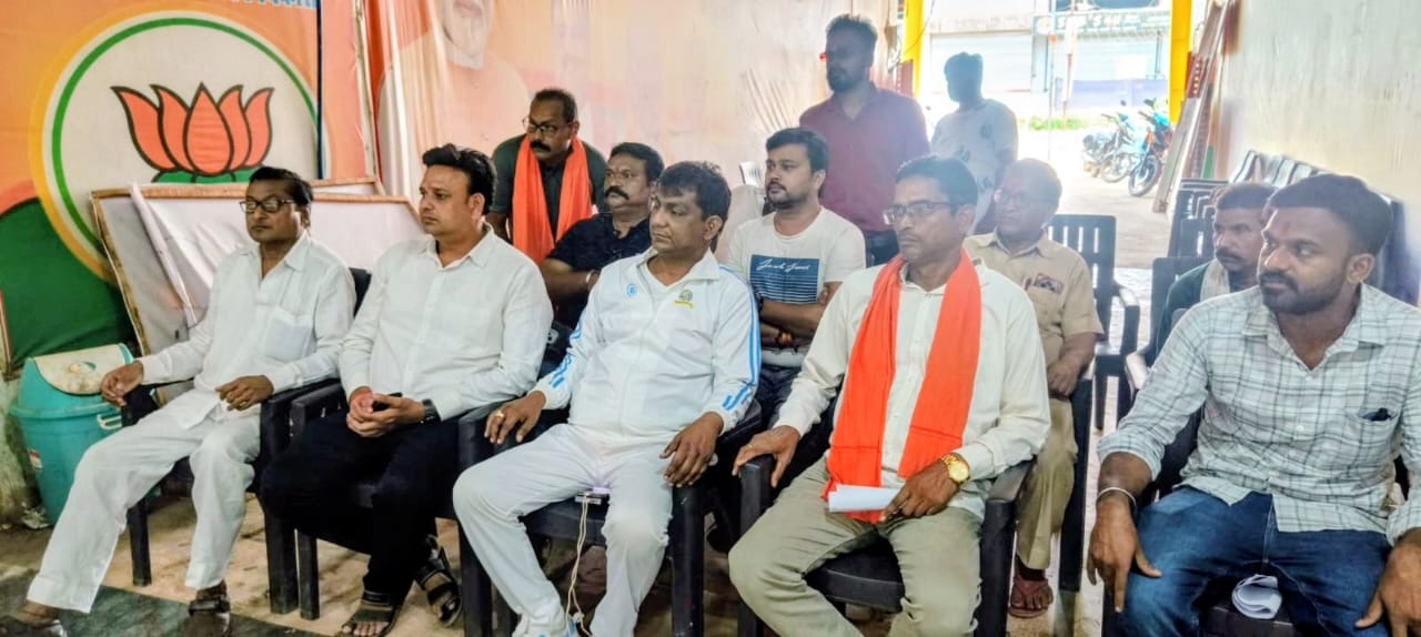 विधायक योगेश्वर राजू सिन्हा ने भाजपा नेताओं के साथ सुनी प्रधानमंत्री नरेंद्र मोदी की मन की बात