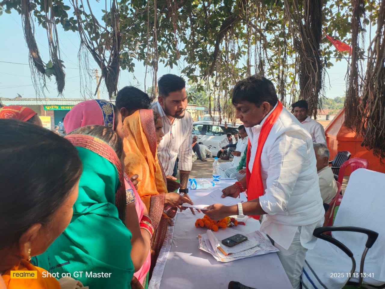 ग्राम बेमचा, परसवानी एवं बिरकोनी में विधायक योगेश्वर राजू सिन्हा ने लगाया जनचौपाल