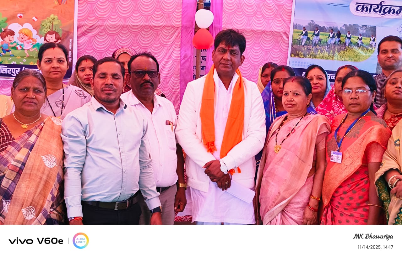 विधायक योगेश्वर राजू सिन्हा ने सरस्वती साइकिल योजना के तहत छात्राओं को वितरित की साइकिल