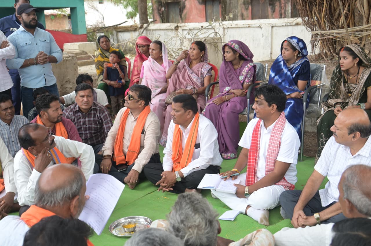 ग्राम लभराकला में जन चौपाल लगाकर विधायक ने सुनी समस्याएं, ग्रामीणों से किया सीधा संवाद