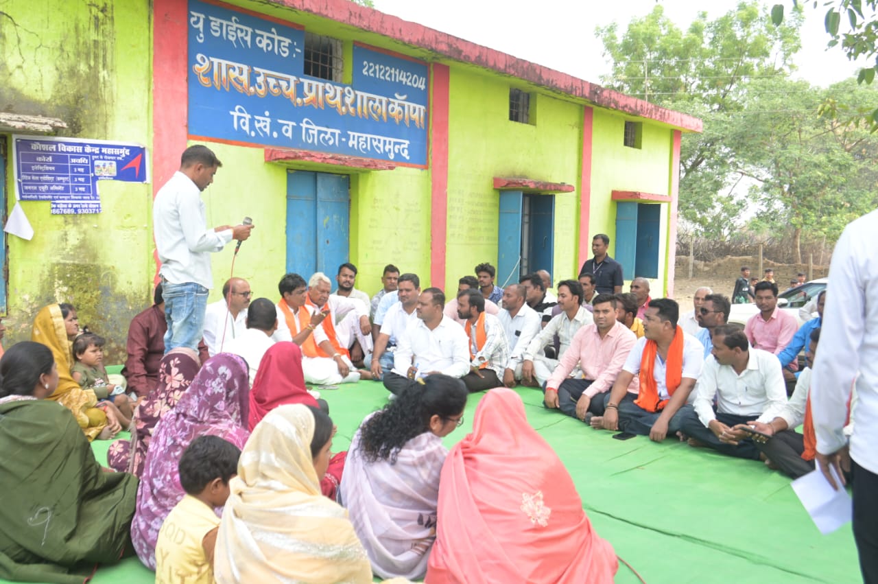 ग्राम कांपा में विधायक योगेश्वर राजू सिन्हा ने जन चौपाल लगाकर ग्रामीणों से की भेंट मुलाकात