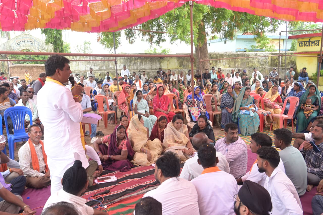 जनचौपाल में विधायक योगेश्वर राजू सिन्हा ने सुनी आमजन की समस्याएं