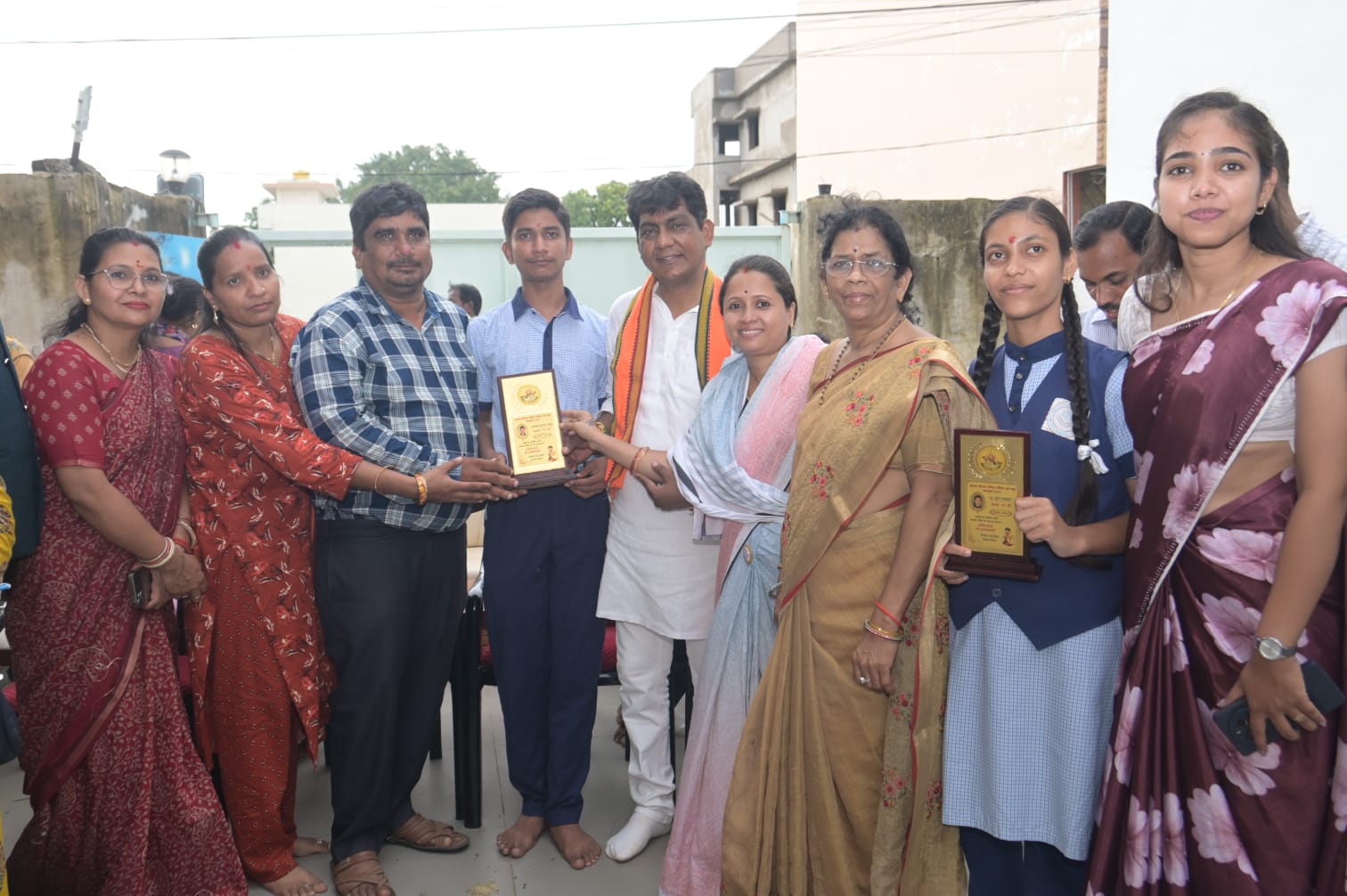 मेधावी छात्र-छात्राओं का सम्मान कर विधायक योगेश्वर राजू सिन्हा ने बढ़ाया उत्साह, कहा— शिक्षा ही विकसित भारत की सबसे सशक्त नींव