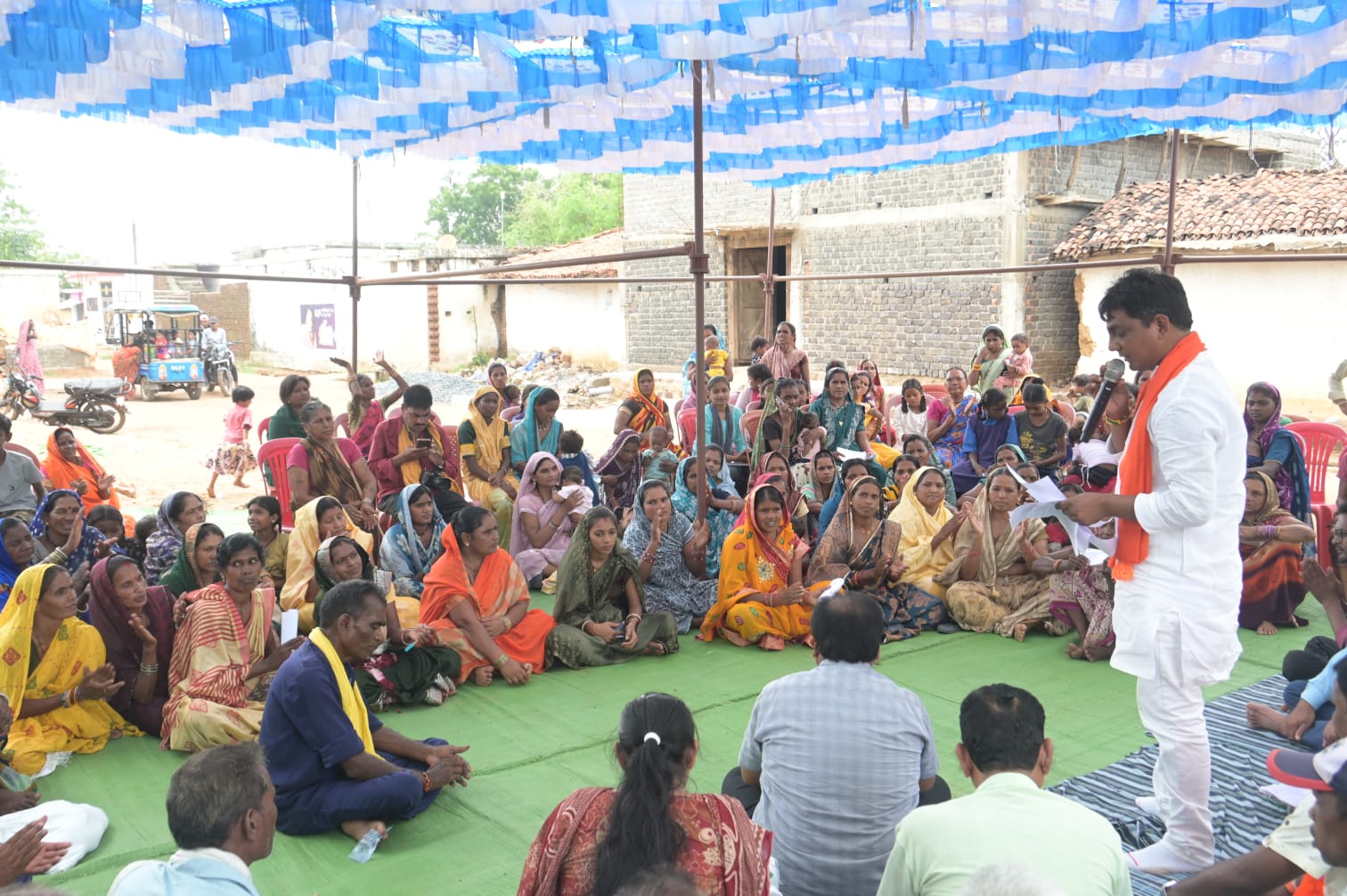 विधायक योगेश्वर राजू सिन्हा ने ग्राम परसदा में लगाई जन चौपाल, सुनी ग्रामीणों की समस्याएं