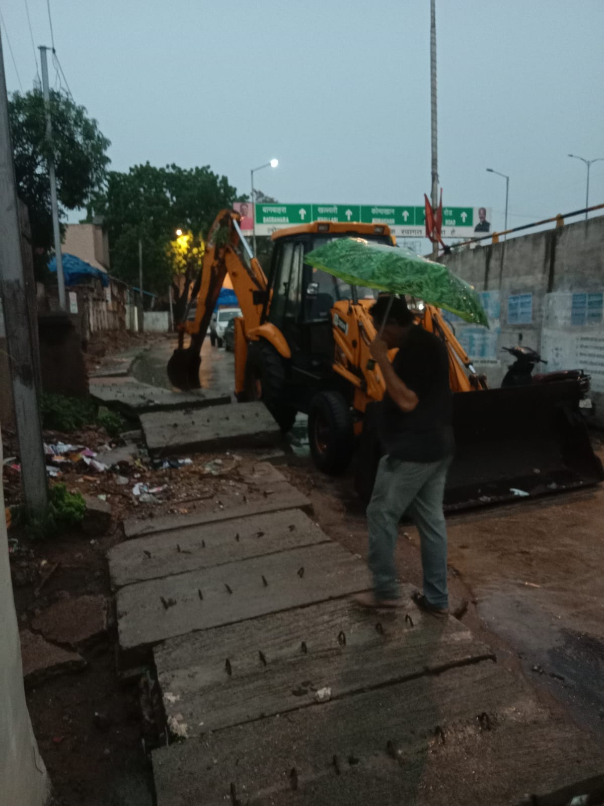 महासमुन्द: एक घंटे की बारिश में शहर हुआ जलमग्न, नपा उपाध्यक्ष ने उठाए सफाई पर सवालवार्डों में 2 फीट तक भरा पानी, जेसीबी बुलाकर निकलवाया नालियों का मलवा