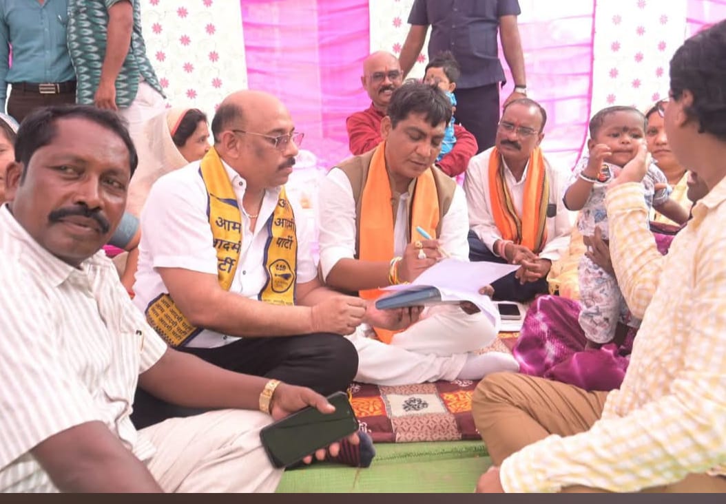 नकटी मामले में विधायक से आवास नहीं स्वीकारने की सहमति लेने पहुंची आम आदमी पार्टी