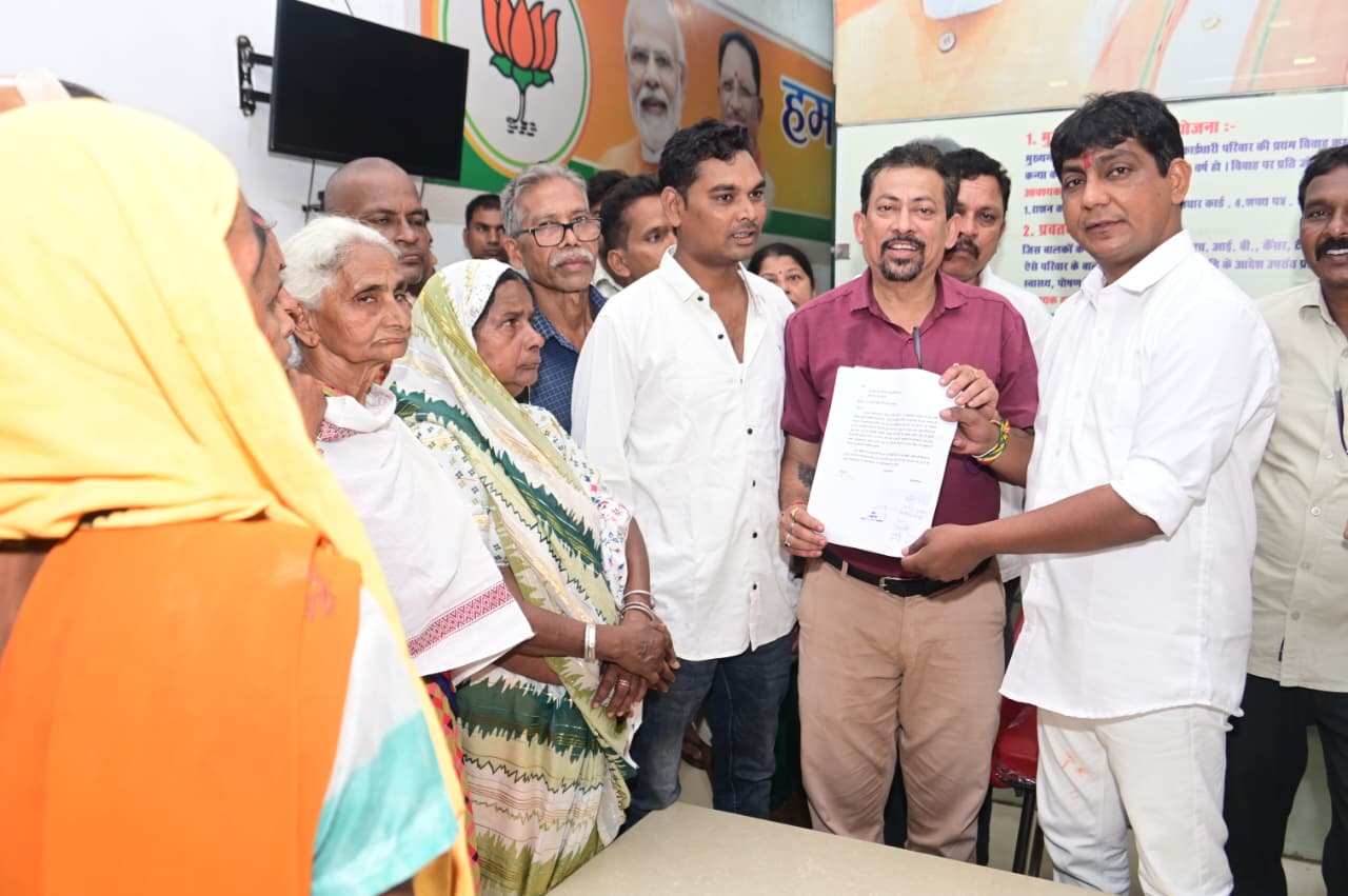 शासकीय जमीन में निवासरत गरीब परिवारों ने भू-स्वामी पट्टा जारी करने विधायक को सौंपा ज्ञापन
