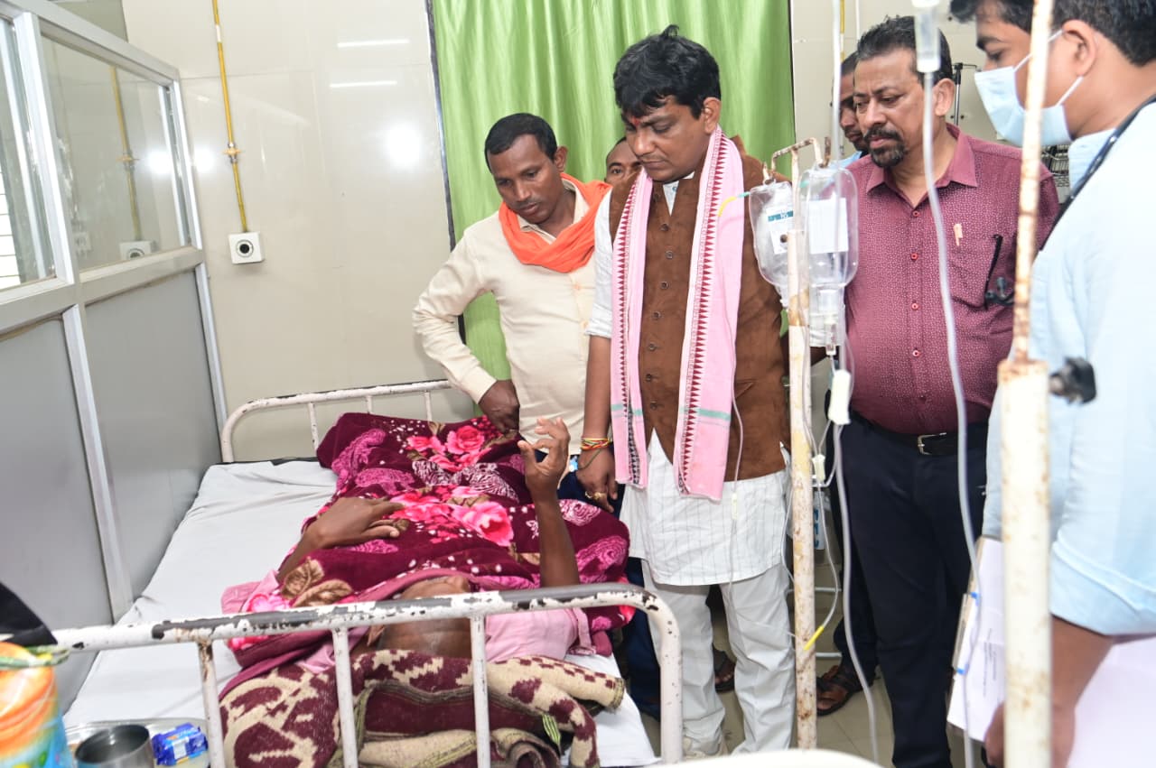 विधायक ने किया जिला अस्पताल का निरीक्षण, मरीजों को बेहतर स्वास्थ्य सुविधाएं उपलब्ध कराने के दिए निर्देश
