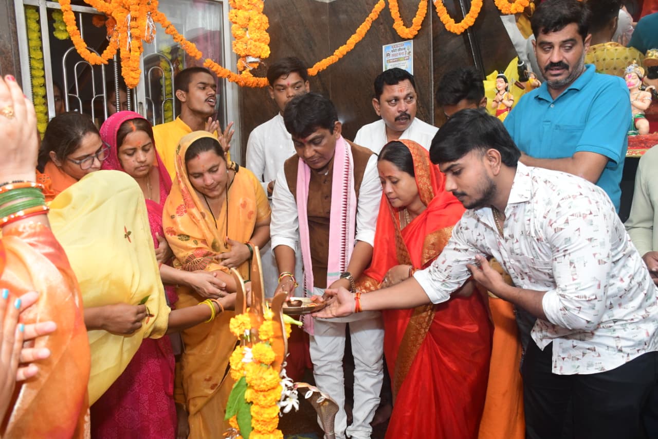 विधायक योगेश्वर राजू सिन्हा ने परिवार सहित किया कनेश्वर महादेव का अभिषेक
