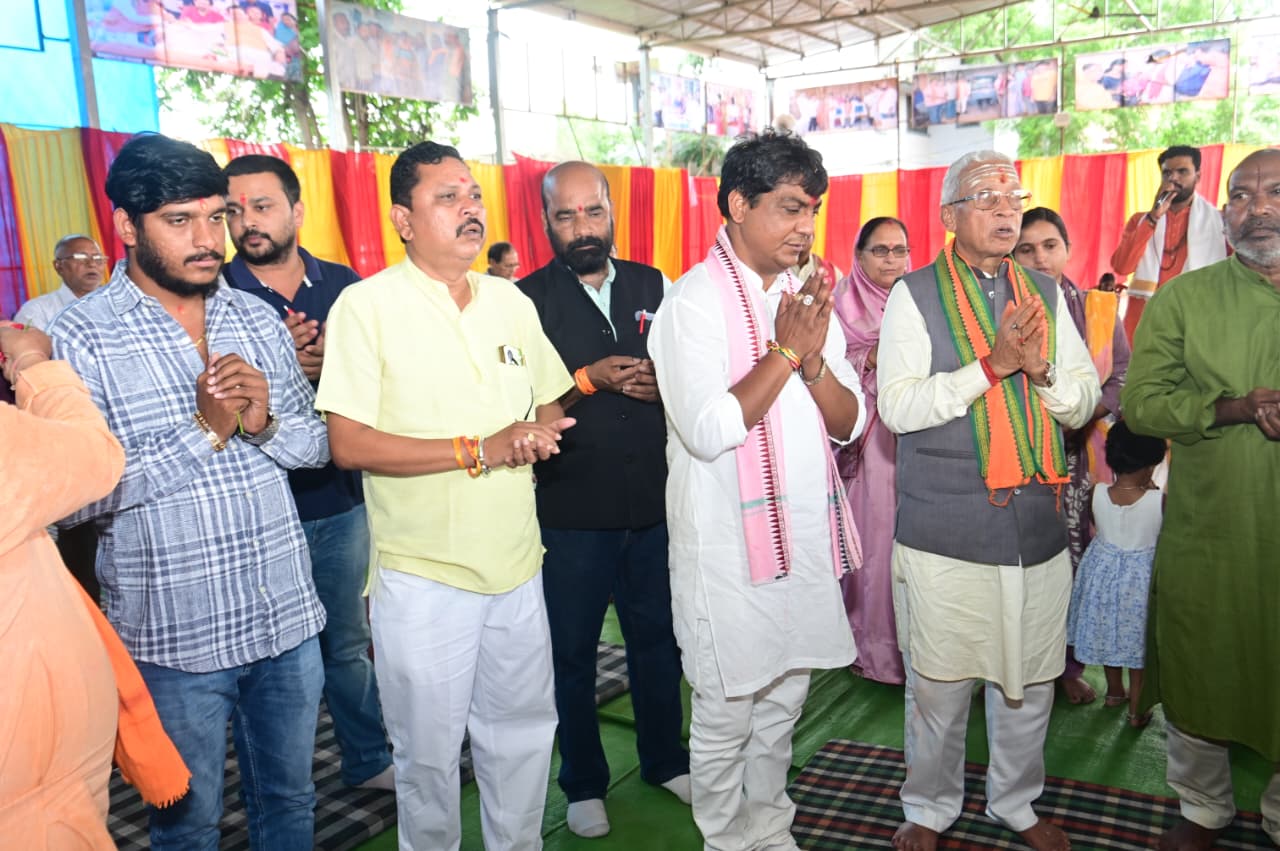 रुद्राभिषेक एवं हवन पूजन में शामिल हुए डॉ. रामप्रताप सिंह