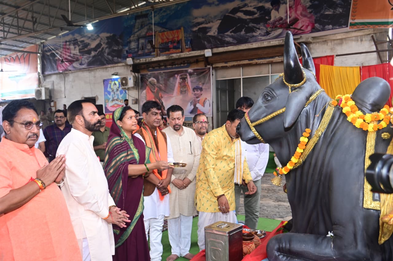 कैबिनेट मंत्री लक्ष्मी राजवाड़े ने रुद्राभिषेक एवं हवन पूजन कर प्रदेशवासियों के सुख समृद्धि की कामना की