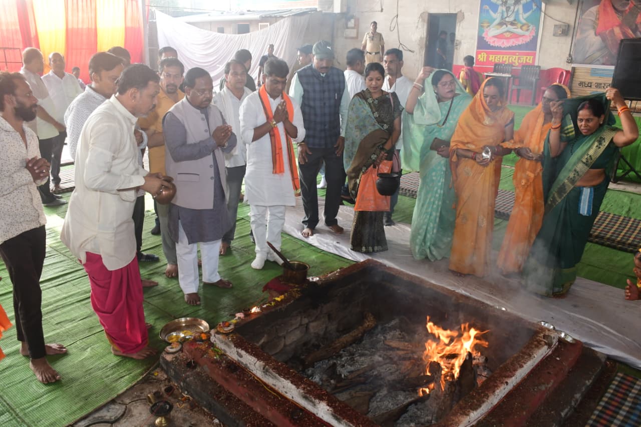रुद्राभिषेक एवं हवन-पूजन में शामिल हुए कैबिनेट मंत्री रामविचार नेताम 
