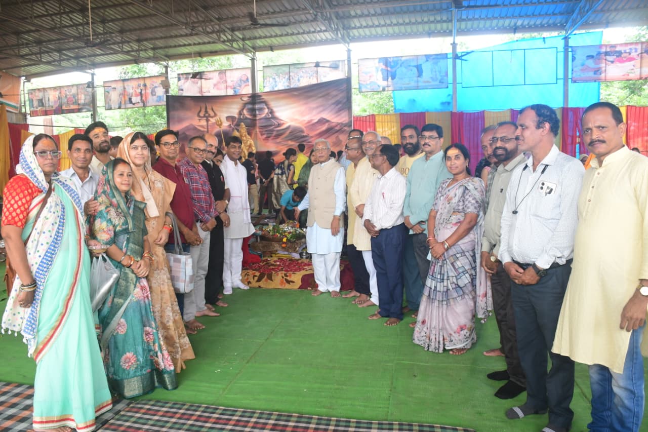 रुद्राभिषेक में शामिल हुए छत्तीसगढ़ भवन एवं अन्य सन्निर्माण कर्मकार कल्याण मंडल के अध्यक्ष डॉ. रामप्रताप सिंह