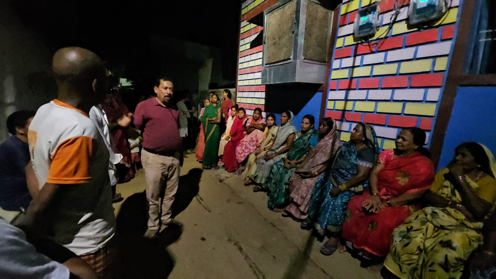 महासमुन्द: 70 वर्षों से रह रहे गरीब परिवारों को पट्टा दिलाने का प्रयास तेजगुरूड़ पारा तालाब क्षेत्र के रहवासियों से मिले नपा उपाध्यक्ष देवीचंद राठी, पेयजल समस्या के समाधान का दिया आश्वासन