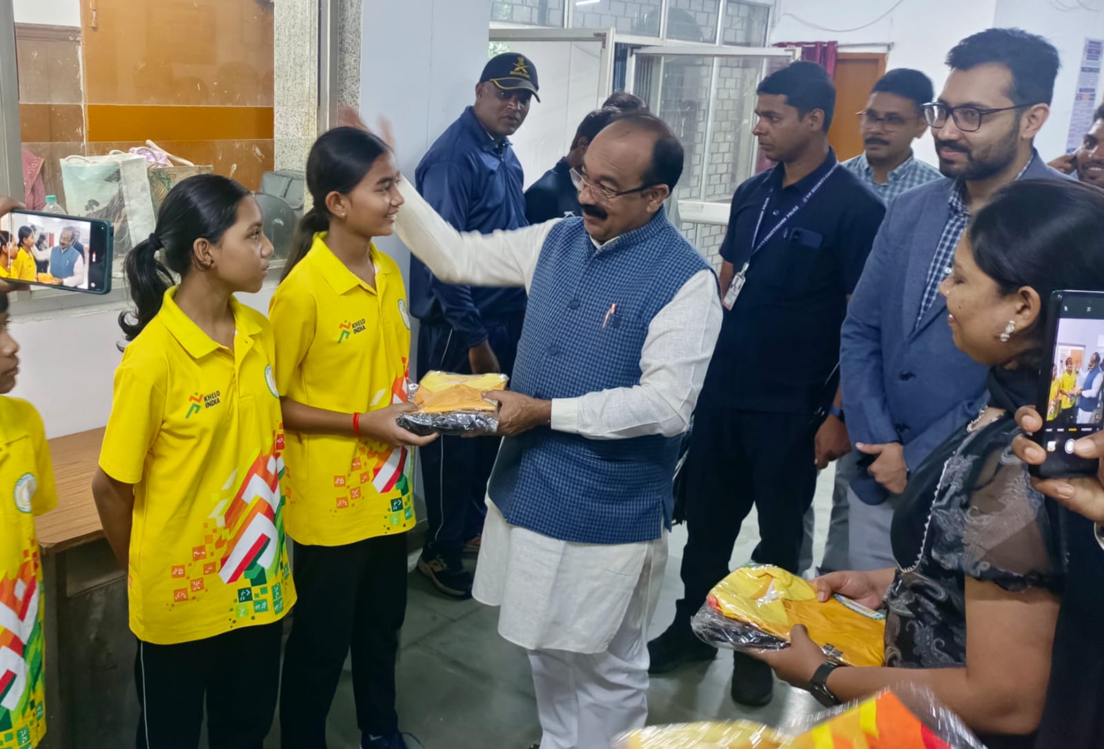 खेलों इंडिया तीरंदाजी सेंटर के खिलाड़ियों को उप मुख्यमंत्री एवं खेल मंत्री श्री अरुण साव ने   कीट वितरण कर बधाई दी