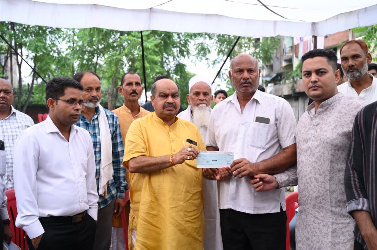 आदिल के निधन से गमगीन हुआ मौदहापारा, दुःख की घड़ी में परिवार के साथ खड़े हुए पुरन्दर मिश्रा,आदिल के निधन पर विधायक पुरन्दर मिश्रा ने परिजनों को दी 4 लाख रुपये की आर्थिक सहायता