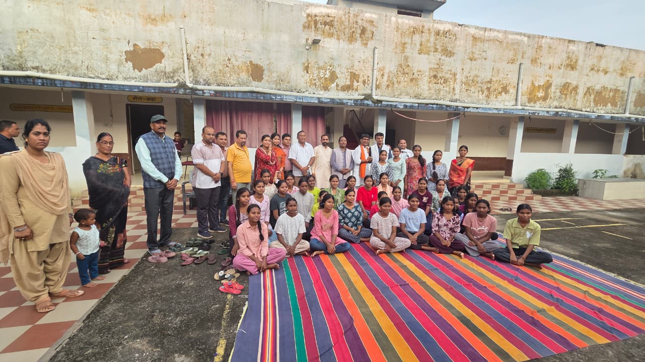 मंत्री श्री रामविचार नेताम ने किया पोस्ट मैट्रिक आदिवासी कन्या छात्रावास का आकस्मिक निरीक्षण
