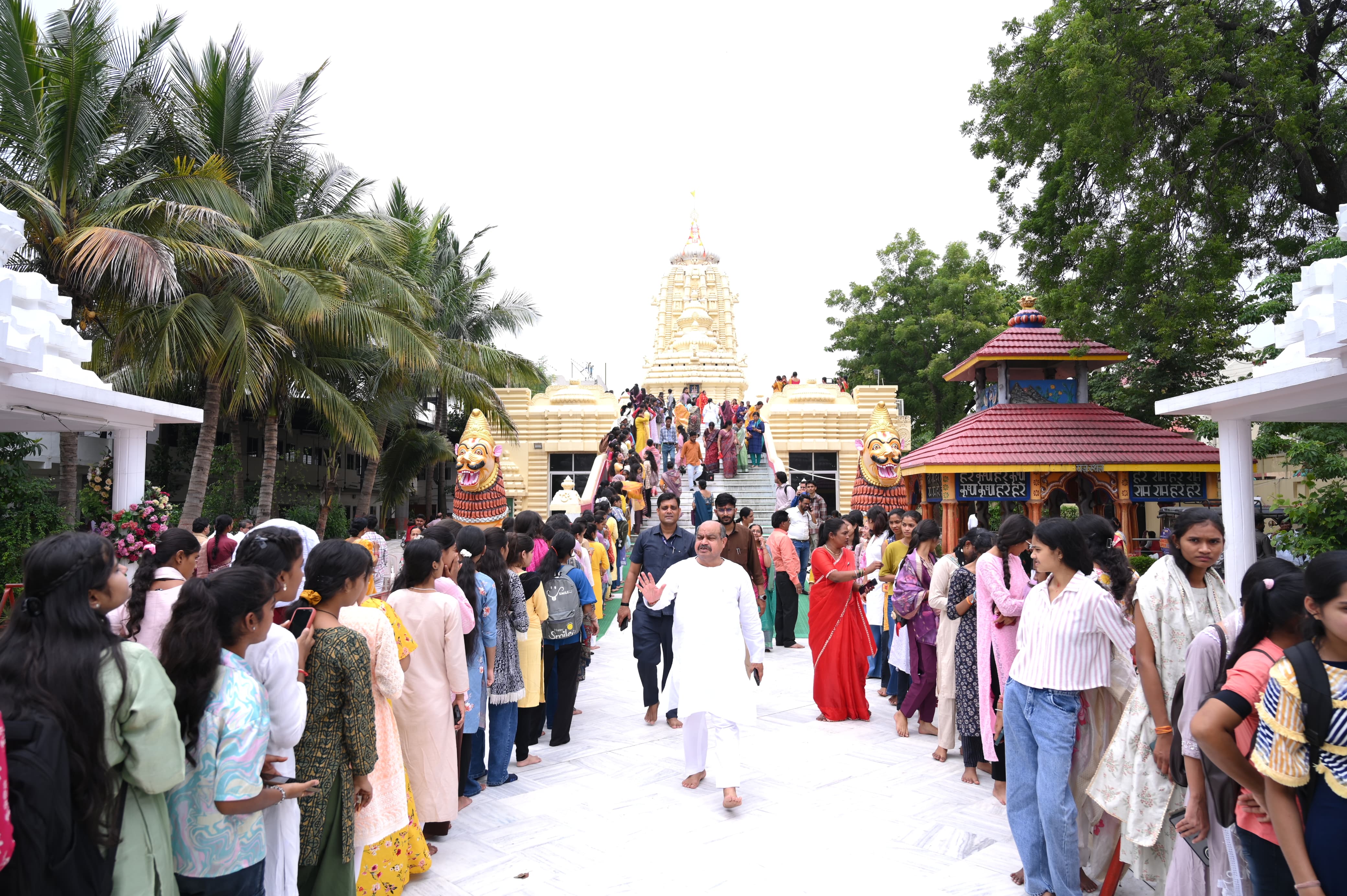 मातृशक्ति की आस्था का अद्भुत संगम, पुरन्दर मिश्रा के नेतृत्व में 2100 महिलाओं ने भगवान जगन्नाथ को अर्पित किया रक्षा सूत्र