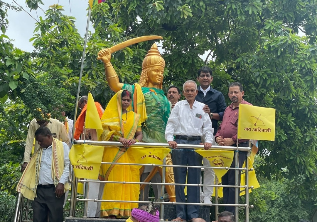 विश्व आदिवासी दिवस पर विधायक ने वीरांगना रानी दुर्गावती को किया नमन